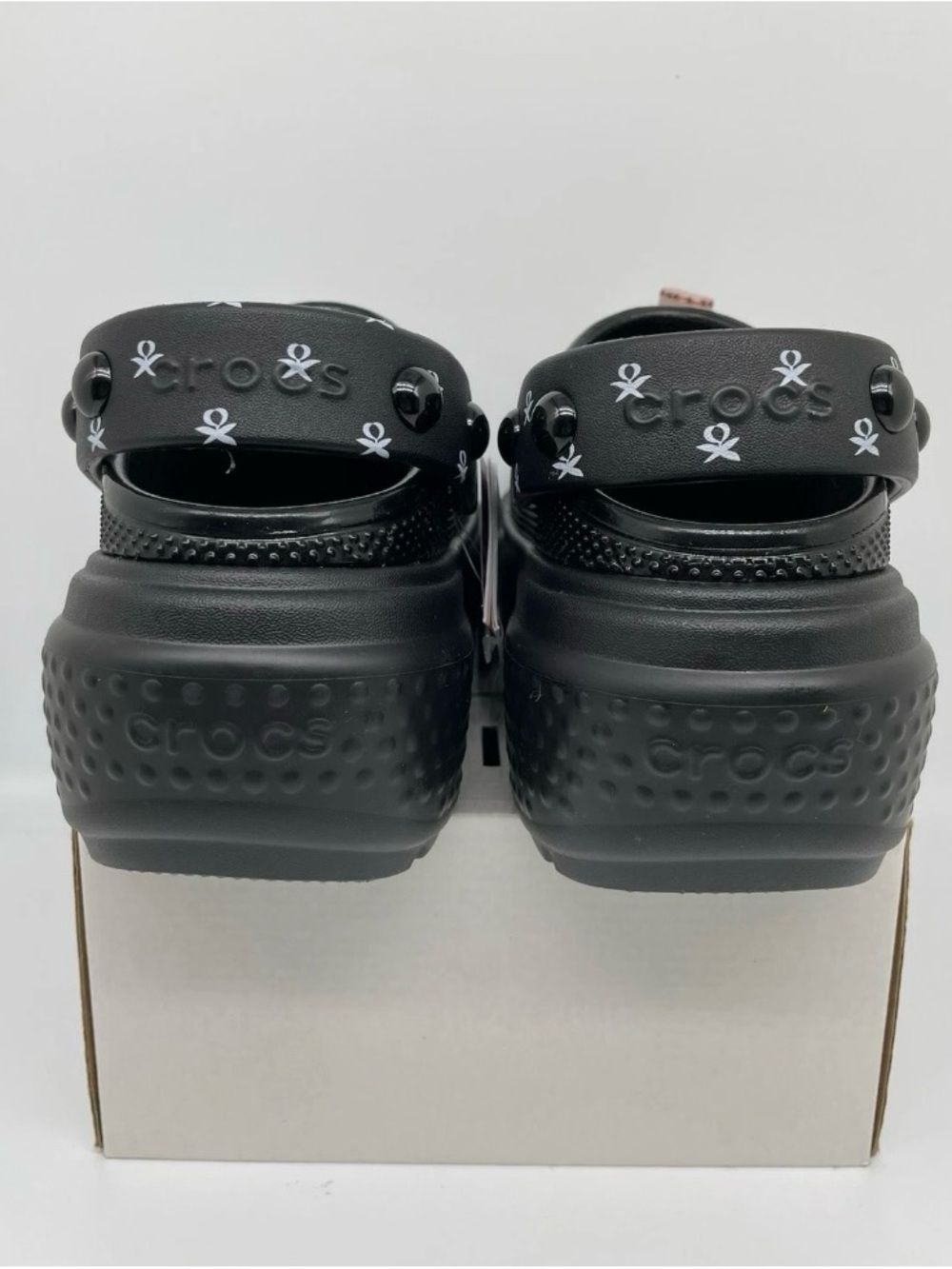 NWT Crocs X Wednesday Addams Stomp Clog Woman’s Size 7 - Thing & Chello Jibbitz - Picture 8 of 9
